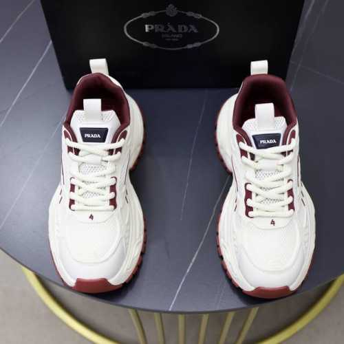 出厂价Pp： 品牌：普拉达Prada 标准码：38-44 45订做 等级：官网同款 材料：原版皮料拼接品牌布匹 舒适透气内里 轻便耐磨运动大底 款式类别：男士时