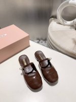 出厂 缪缪2025春夏新款玛丽珍半拖鞋 拼色的设计个性不张扬 上脚果然更惊艳~而且高度也太适合我了. 穿着不累脚 鞋面 进口漆皮 内里 水染羊皮 大底 意大利真