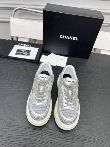出厂 Chanel 香奈儿 早春度假系列 最新款休闲运动鞋 银白，金白，银灰，黑红！无敌漂亮又好穿 非常轻便，内里也是超级软，超级舒服，鞋面透气设计，配色高级耐