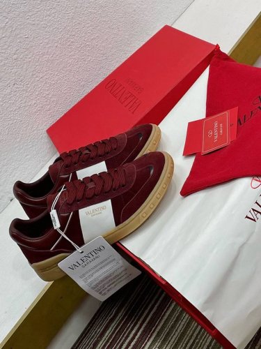 新品推出 Valentino华伦天奴情侣款运动鞋一款舒适超哇塞、 专柜原版购入1:1制造 原版logo吸汗透气垫脚TPU材质大底 品牌注塑鞋垫 德训休闲鞋男女款