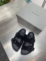 Balenciaga 巴黎世家 Sunday Mule 情侣款五趾系列 巴黎世家的设计风格一直以来都是风格明显.暗黑.机车.夸张不走寻常路的 Demna早早上脚