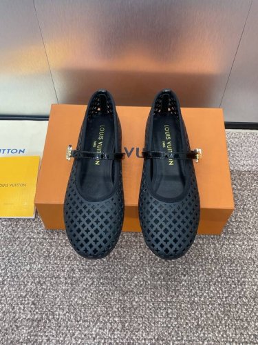 Louis Vuitton 2025春夏新款平底镂空芭蕾舞娃娃女鞋 Lv Romy系列字母Logo五金扣拼色圆头女单鞋 材质：鞋面进口小牛皮 牛漆皮+水染羊皮内