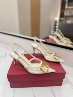 出厂价： Valentino 华伦天奴推出全新透明胶片系列，胶片款Vlogo后系带高跟鞋尖头V扣凉鞋。上脚非常修脚型 重点是很好非常好驾驭 不磨脚不累脚 行走神