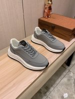 新款: 厂价 Boss* 最新爆款休闲鞋 顶端品牌 奢侈 代购 顶级 质量 鞋面選用进口透气牛皮材质透气羊皮垫脚 精细做工 原版个性时尚柔软橡膠耐磨防滑大底 上