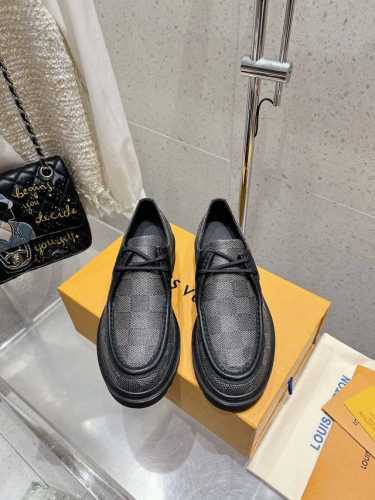 Lv 秋冬新款厚底乐福鞋 鞋面：进口牛皮 内里：进口牛皮 大底：原版开模发泡橡胶大底 Size：女35-39 男40-44 40 45定做不退换