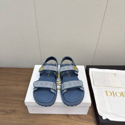 dior25 款 经典款 牛仔布 凉鞋 这款混种羊皮 Dioract 凉鞋款式时尚 搭配贴合脚型的内底 采用格外轻盈 舒适的皮革制作 鞋面饰带采用魔术贴开合 搭