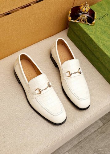 商品商标 Gucci 古驰 休闲皮鞋 正码码数: 38-44 45.46.47订制 商品材料 精选 进口头层小牛皮压花鞋面+经典五金扣 进口牛皮内里 强烈立体视
