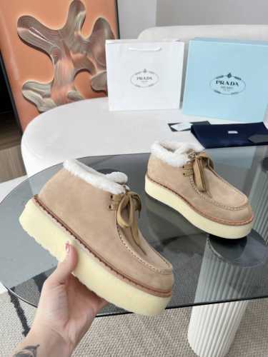最新系列！Prada 普拉达2024秋冬季新款毛拖鞋 三角扣面包包头半拖鞋 最新走秀系列 经典升级 舒适度与时髦度并存 每个颜色搭配都好看，设计搭配不同风格需求