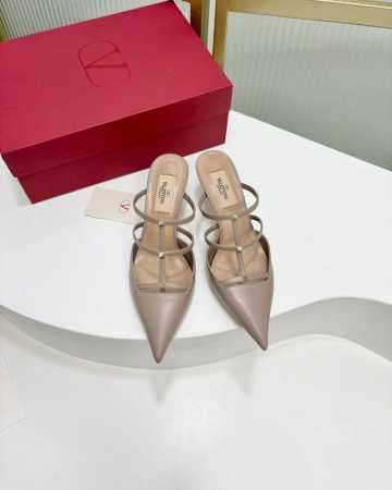 出厂 顶级版本 Valentino 华伦天奴 火爆新品 新款穆勒鞋 也太好穿啦... 最新logo饰扣 与性感尖头完美结合简直是夏天时髦巅峰原版复刻 大底：意大 - 点击图像关闭