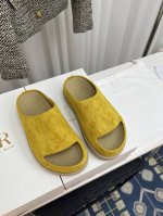 小众潮牌The Row25春夏新款厚底简易圆头拖鞋 来自美国的年轻品牌 这不用多说 是近两年最火之一的品牌 春夏的季节就要到了 拖鞋我感觉即将要爆火 时尚百搭夏