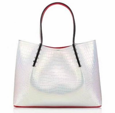 出厂实价 。实价高端 。Christian Louboutin 手提包单肩包 专柜钉钉系列， 独家热款发布全球供货 顶级版 ：原版进口顶级真皮，原版1:1细节处