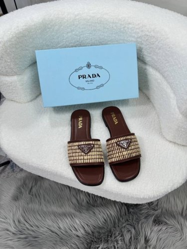 橙子出厂价p prada 普拉达 春夏新款 编织平底拖鞋 一字拖 沙滩鞋 凉拖 酒椰纤维编织 标志性金属三角标搭配古沙滩凉鞋造型 每一个设计元素都踩在时髦点上
