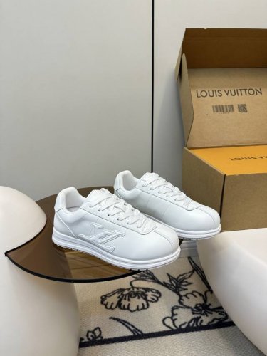 顶级版本 配飞机盒 lv路易威登 菲董 联名 走秀款 胖丁 厚底 休闲 运动鞋 阿甘鞋 男码 此次系列包括从简约风格的运动鞋到引人注目的跑鞋 Lv以其标志性的厚