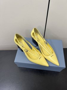 Prada 25ss 早春新款绝美尖头跟鞋 时尚界久违的极简之美经典时尚配色 毫不费力的优雅风来袭 时髦 精致 绝美 包头尖头 开边珠外穿时尚气质简约新款日常拖