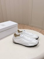 Maison Margiela mm6 2025春夏系列 新款Sprinters运动鞋轮廓采用做旧感尼龙与复古处理麂皮制成，灵感来源于复古跑鞋。通过做旧、缝线、