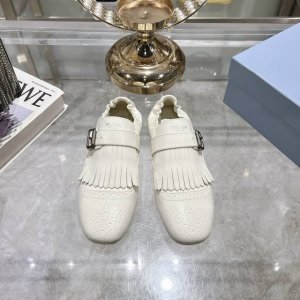 出厂 男款10情侣款 Prada 普拉达 25Ss春夏走秀新款流苏复古乐福鞋单鞋 这款鞋履着意呈现经典与复古格调，兼具阳刚气质与柔美风情，形成二元对比，彰显Pr