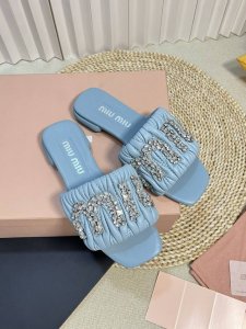Miumiu 缪缪新款 钻扣拖鞋 高品质闭眼入 采用羊皮 真丝鞋面 人工缝线褶皱 弹力皮垫脚更加柔软舒服 施华洛世奇水钻扣 巨闪 原版真皮大底 size:# 3