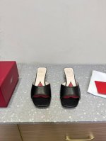 Roger Vivier 25ss春夏新款 璀璨钻扣 半拖鞋气质优雅 随便搭配都散发出高贵气息 新出的这款绝了 脚感好到不得了 试过的都逃不出它的魅力 鞋头方头