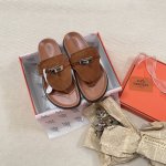 橙子出厂价P Hermes 爱马仕春夏新款 银扣夹脚拖鞋 人字拖 休闲凉拖 码数：35-42