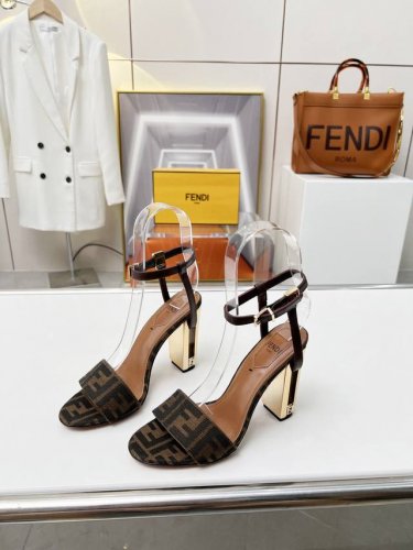 FEND1 走秀款，Delfina圆头凉鞋真皮底 定制橡胶底 独家顶级货源！ 单品中的天花板，高级感满满，无论搭裙子还是裤装都透露出高级、大气的气质！无敌质感