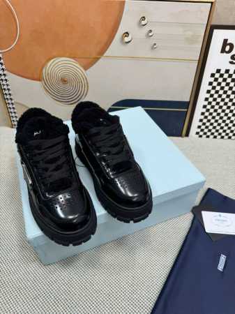 顶级版本 PRADA 普拉达秋冬新款厚底高帮雪地靴鞋这款牛筋底上脚非常舒适，今年非常爆，穿上 增高 休闲两不误，清爽的表现足以表达对鞋子的个个细节的把控， 面料 - 点击图像关闭
