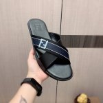 拖鞋: 新款: 厂价 芬迪Fendi* 系列拖鞋顶级代购男士 专柜同步发售，意大利进口原版精选牛皮，做工考究， ，鞋底： 超舒适 原厂特供原版底，独家双层活动成