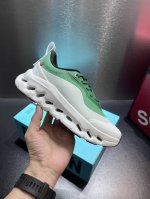 Loewe 罗意威 X On 昂跑全新合作系列 时尚，品牌与瑞士高性能运动品牌on携手打造的此系列作品专为城市与户外生活而设，充分彰显蕴含可持续理念的科技品质。