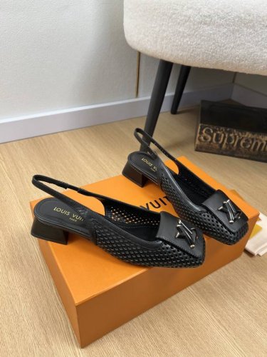 Louis Vuitton 路易威登 2025 l家2025春夏新品 专柜最新爆款冲孔方头粗跟后空凉鞋系列 小红书力推爆款 金属粗跟 L饰扣再添摩登风范 经典百