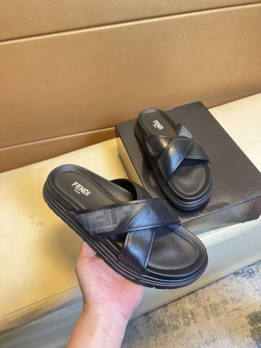 芬迪 顶级代购爆款男士拖鞋鞋 专柜同步 鞋面意大利进口小牛皮，鞋底：原厂特供原版底，独家活动成型底超级舒适，原厂跟单货，高品质，可随意进出专柜，欢迎对比，码数