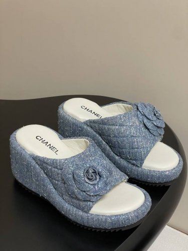 chanel香奈儿 25Ss春夏新款小香山茶花厚底凉鞋拖坡跟一字拖鞋 c家经典山茶花设计 温柔风一整个拿捏了 夏天该有的气息 一字拖必备单品 上脚慵懒舒适 鞋面