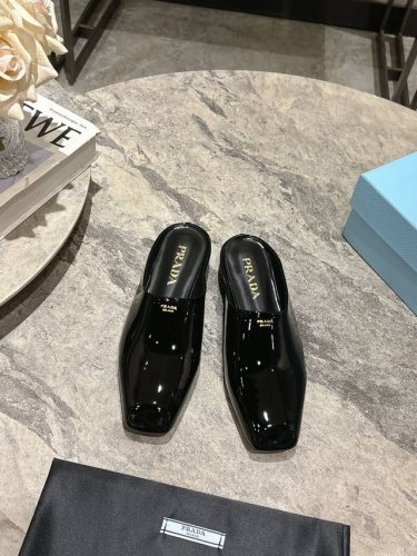 prada 普拉达 春夏新款方头粗跟包头一脚蹬懒人穆勒高跟 平底拖鞋 简单的设计大概就是它最让人喜欢的点 不是烂大街的那种 漆皮自带美颜Bling Bling的