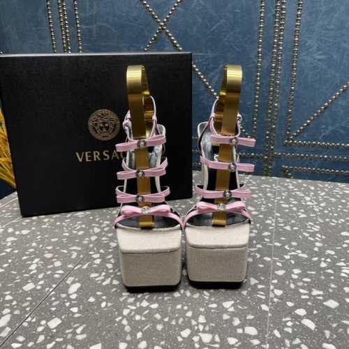 VERSACE范思哲秀场新款美杜莎新款防水台系列凉鞋！ 真丝漆皮+品牌特有的美杜莎人头装饰 每个成品犹如艺术品般的存在，赏心悦目 经典配色，顶级版本 艺术与设计