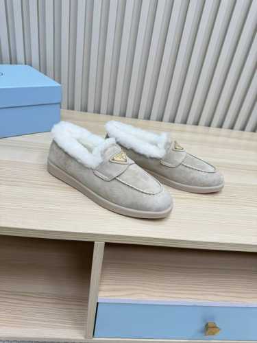 Prada 普拉达秋冬新情侣鞋款乐福鞋，时尚来袭！ 羊毛领口上下呼应，勾勒品牌经典三角logo，高端大气尽显。澳洲进口羊皮毛内里，冬季保暖超赞。 进口二层磨砂牛