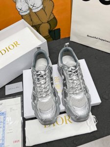 Dior迪奥 码数：女35-41男39-45 女40.41男45订做 这款 Dior Chrono 运动鞋是二零二四秋季新品，以 Dior 的高订风格重新演
