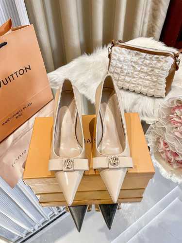 LV 上新啦上新啦新款单鞋5个颜色选择这次新增了材质、包装更好、势必要把这款做爆细跟设计、没啥好说依旧好看好穿是王道居家必备 标准码数：34-42 颜色