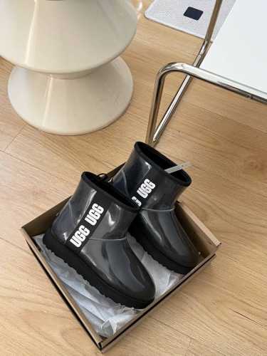 UGG-3190周冬雨同款爆款雪地靴 独家开模，两个多月调试，周冬雨同款爆款面市。经典迷你糖果色果冻短靴，ugg字母侧边设计，焕亮潮酷姿态，防水材料，不惧风雨。