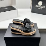 工厂价 高版本！！太美啦Chanel2045新款链条厚底高跟防水台高凉鞋 拖鞋真的太美啦吧！香奈儿属于夏天的颜色仙女必备爆款太喜欢这双鞋了Chanel 25P坡