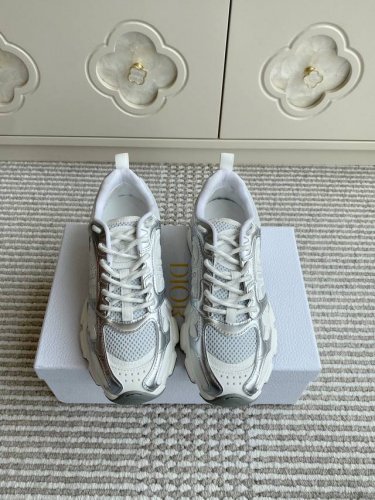 dio R迪奥25新色Dior Chrono Cd厚底复古运动鞋老爹鞋 顶级品质 这款 Dior Chrono 运动鞋来自 Miss Dior 限定系列 以 D
