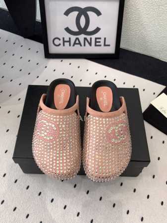 P360 Chanel新款钻面凉鞋 高版本出货 这系列美得让人爱不释手 烫钻跟上脚显得很时髦 进口闪钻鞋面 羊皮垫脚 意大利真皮大底 Size: 35-39 4 - 点击图像关闭