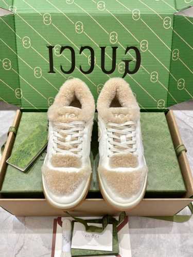 出 Gucci古驰Mac80毛毛鞋 情侣款、原版复刻1：1做法！毛毛鞋正品没涂边 电绣双G内侧并非市面上做成的全羊毛。 正品而是单里很大程度上避免了毛毛鞋臃肿的