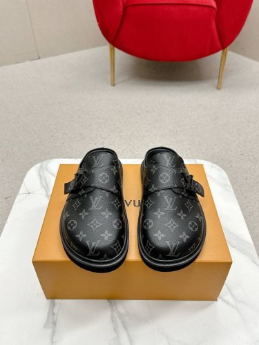 女款 男款 L’V Cosy Comfort平底毛拖采用绒面牛皮革包裹舒软羊毛皮革内衬，以韧性鞋垫和轻盈微型外底升级舒适体验。装饰彰显考究质感，恰似经典Twis