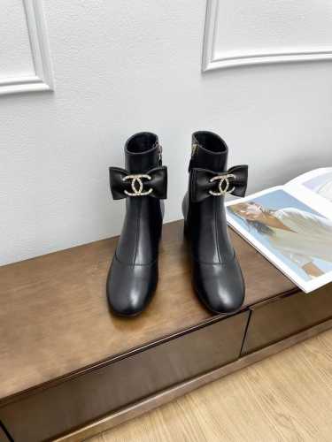 代购级Chanel 小香 24ss 秋冬新款 蝴蝶结 圆头拉链短靴 这款厚底在欧美街拍中出境率超高，ins也是火了一把，调鞋楦都调了一个月 整体线条流畅性保持跟