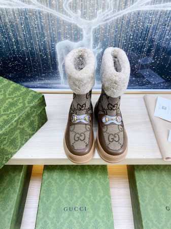 出厂 Gucci巴黎时装周中国22年美丽奴羊皮毛一体雪地靴，提花面料LOGO头层牛皮澳洲进口羊毛内里， Gucci 这款雪地靴结合了品牌两大标志性元素 金色马衔 - 点击图像关闭