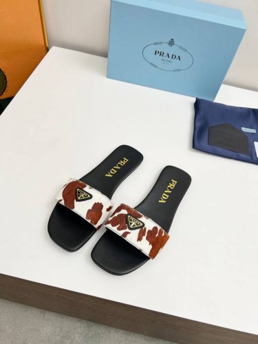 市场顶级版Ss prada普拉达三角标奶牛配色牛皮 顶级品质 集优雅知性复古可爱于一身 鞋面 原版马毛牛皮原版五金扣 内里 小羊皮里 原版 意大利真皮大底 si