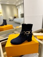 2044 最新 L 家秋冬最新走秀款短靴、完美楦型+新元素扣子、工艺极其繁琐、平底设计舒适、走路不累脚、原版倒模楦型，极致1:1形体，高端品质、进口高端面料呈现
