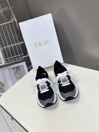 dior迪奥春夏最新款飞织运动鞋 太古汇Rmb9660购入开发 完美复刻 25Ss出镜率非常高的一款单品 一眼就爱上的运动鞋，经典百搭四季皆宜，可与各式服装搭配 - 点击图像关闭