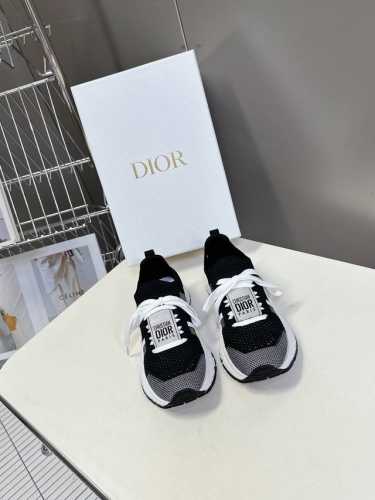 dior迪奥春夏最新款飞织运动鞋 太古汇Rmb9660购入开发 完美复刻 25Ss出镜率非常高的一款单品 一眼就爱上的运动鞋，经典百搭四季皆宜，可与各式服装搭配