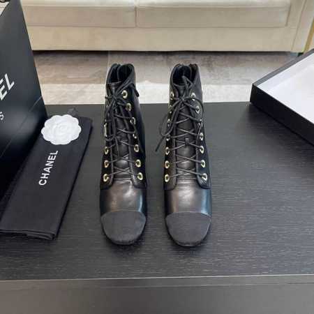 Chanel 小香 24ss 秋冬新款 圆头绑带短靴 这款厚底在欧美街拍中出境率超高，ins也是火了一把，调鞋楦都调了一个月 整体线条流畅性保持跟原版一致，真的 - 点击图像关闭