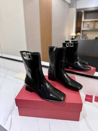 VALENTINO GARAVANIVLOGO TYPE ROSSO红V标志靴子 -钯金色调VLOGO TYPE镂空装饰 -侧面拉链开合 -V专柜最新款 顶级