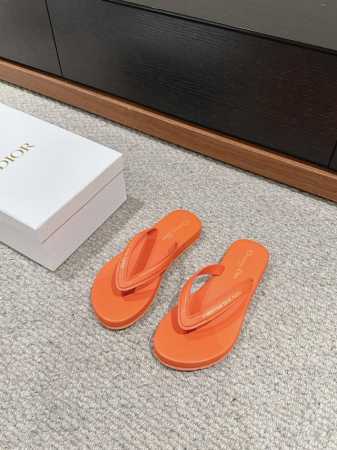 顶级品质 Dior 24Fw New Arrival～ Dior廸奥2024新款夹趾人字拖鞋 穿上脚感真的是太舒服了～*富婆标配* 非常适合最近很火的多巴胺穿搭 - 点击图像关闭